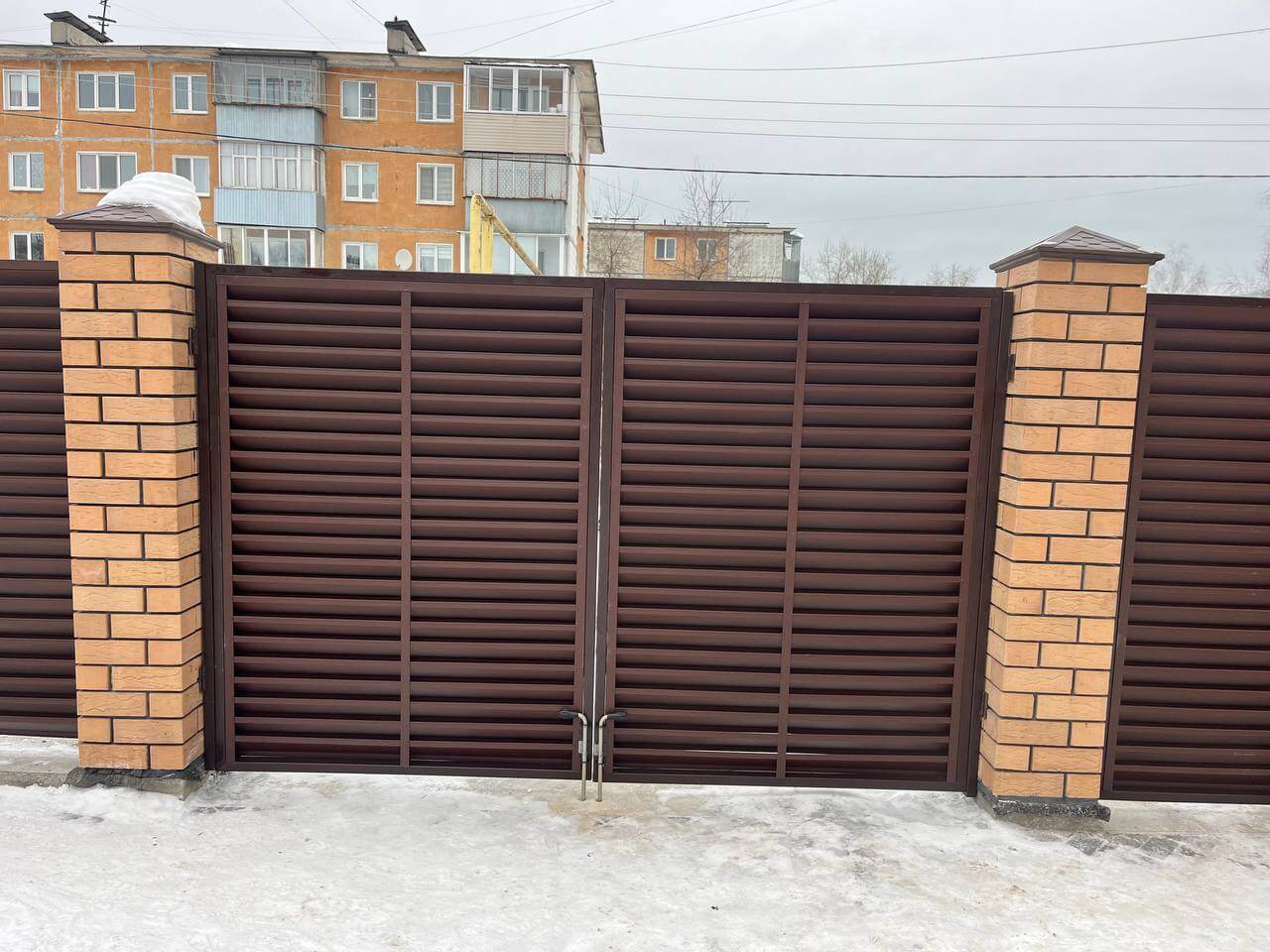 Забор-жалюзи из ламелей ЭКО-Z 87м RAL8017/8017 Шоколад двусторонний МАТТЕ фото 9 в Астрахани