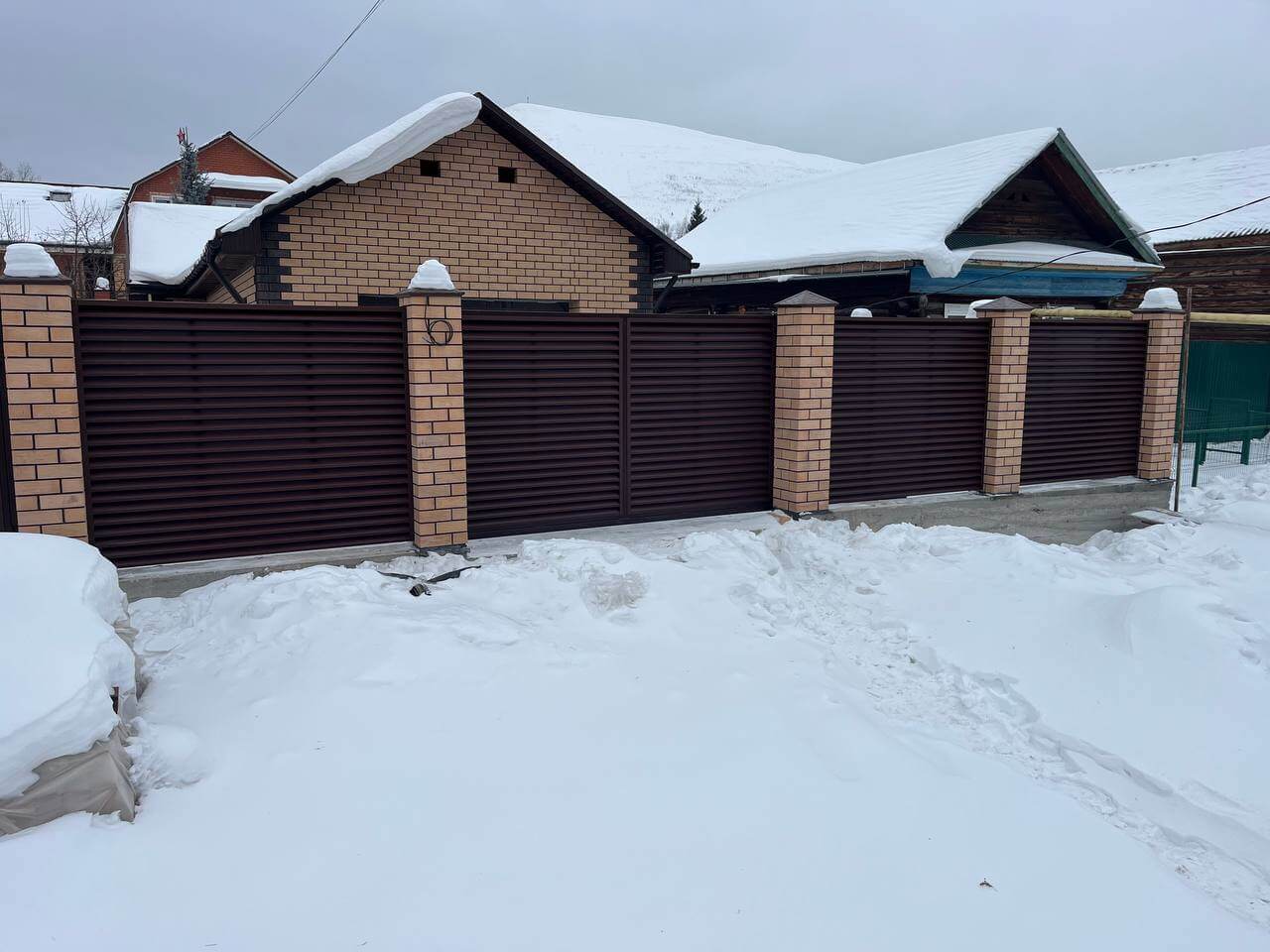 Забор-жалюзи из ламелей ЭКО-Z 87м RAL8017/8017 Шоколад двусторонний МАТТЕ фото 3 в Астрахани