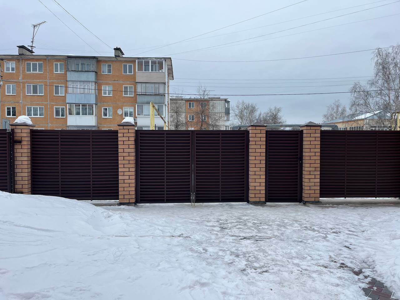 Забор-жалюзи из ламелей ЭКО-Z 87м RAL8017/8017 Шоколад двусторонний МАТТЕ фото 1 в Астрахани