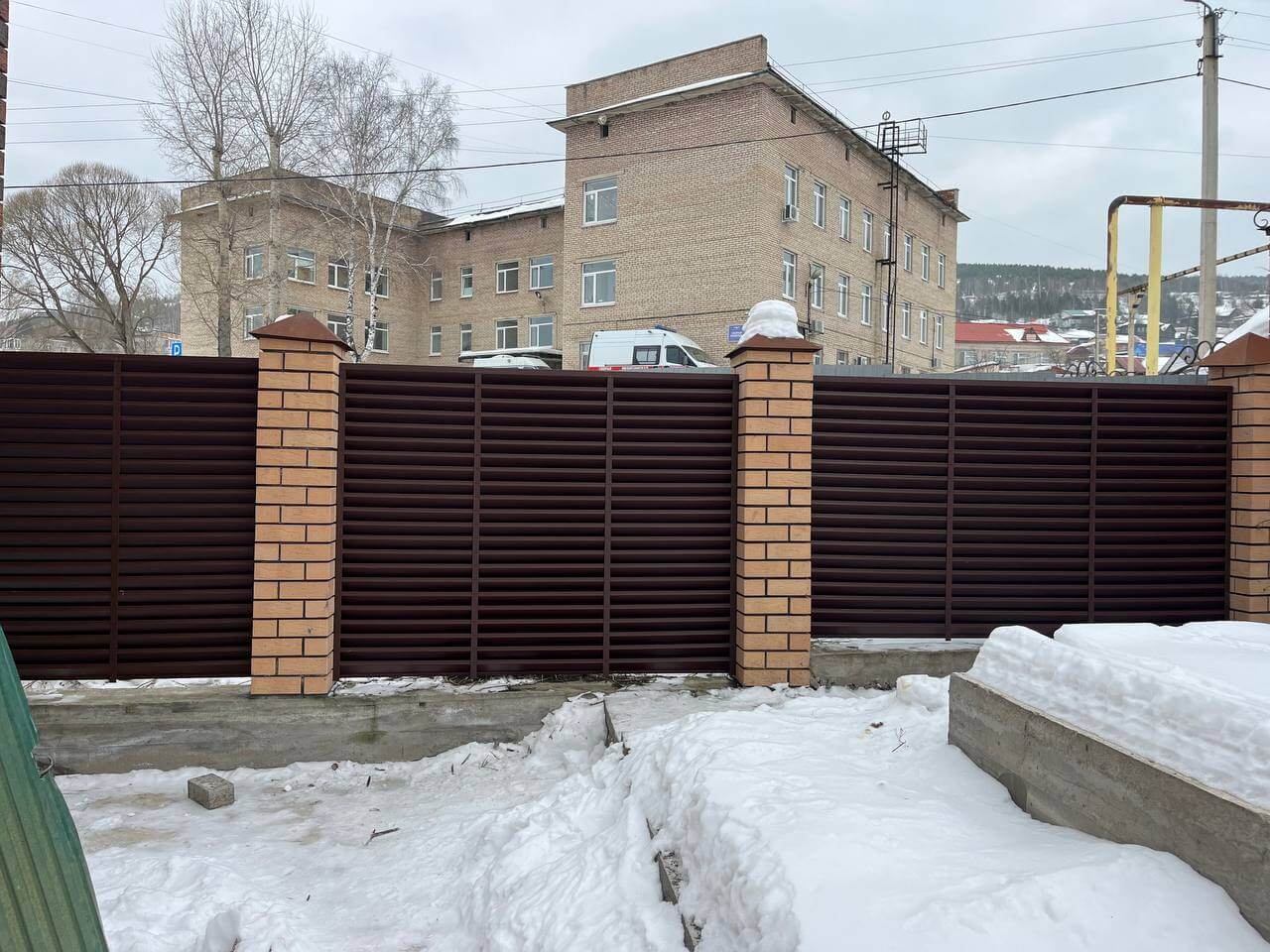 Забор-жалюзи из ламелей ЭКО-Z 87м RAL8017/8017 Шоколад двусторонний МАТТЕ фото 16 в Астрахани