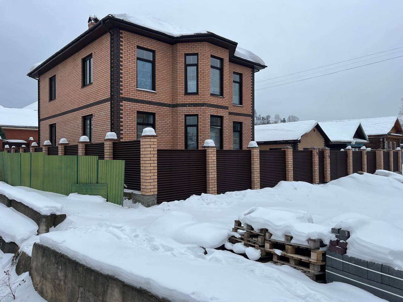 Забор-жалюзи из ламелей ЭКО-Z 87м RAL8017/8017 Шоколад двусторонний МАТТЕ фото 12 в Астрахани