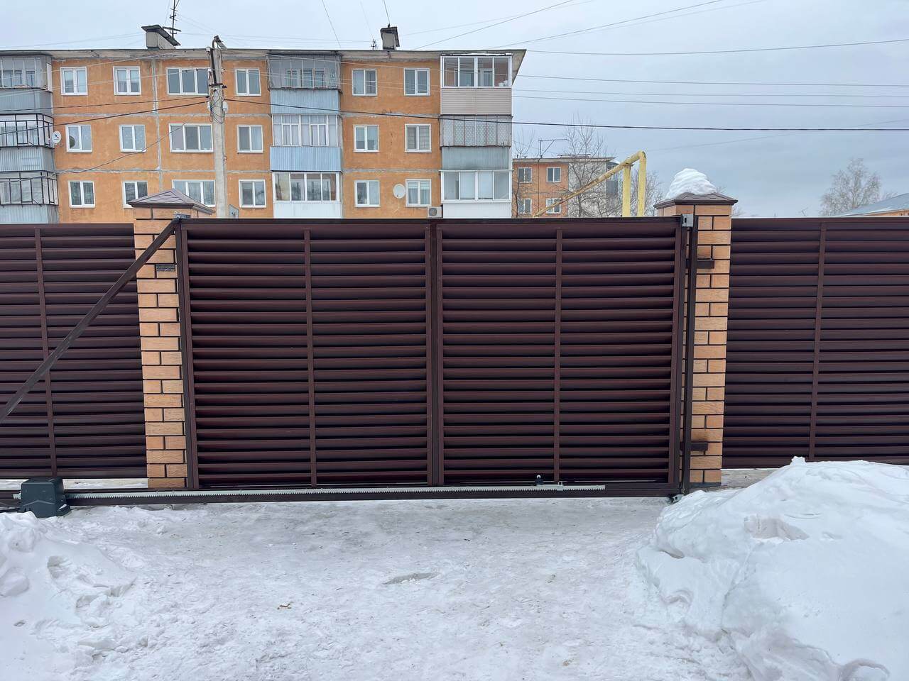 Забор-жалюзи из ламелей ЭКО-Z 87м RAL8017/8017 Шоколад двусторонний МАТТЕ фото 10 в Астрахани