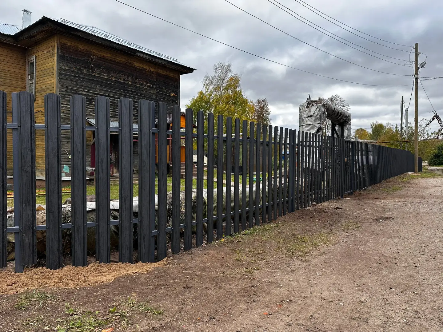 Забор из евроштакетника 63м Черное Дерево 3D Принтек фото 1 в Астрахани