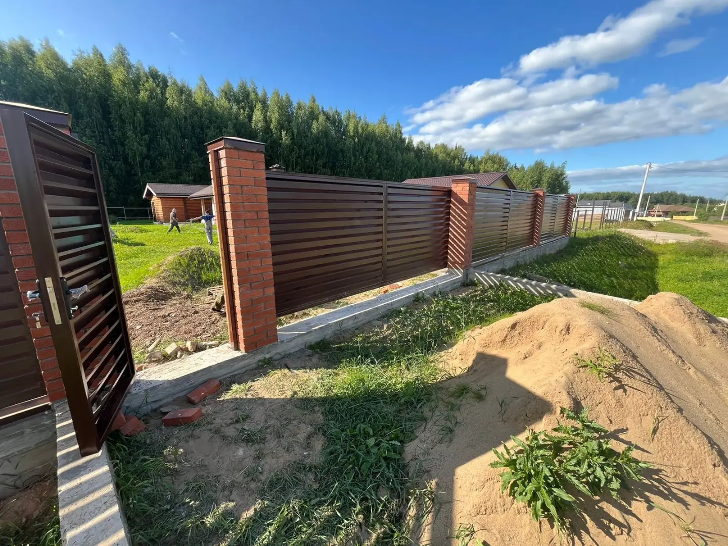 Забор-жалюзи из ламелей Хай-Тек 26м RAL8017/8017 Шоколад двусторонний фото 5 в Астрахани