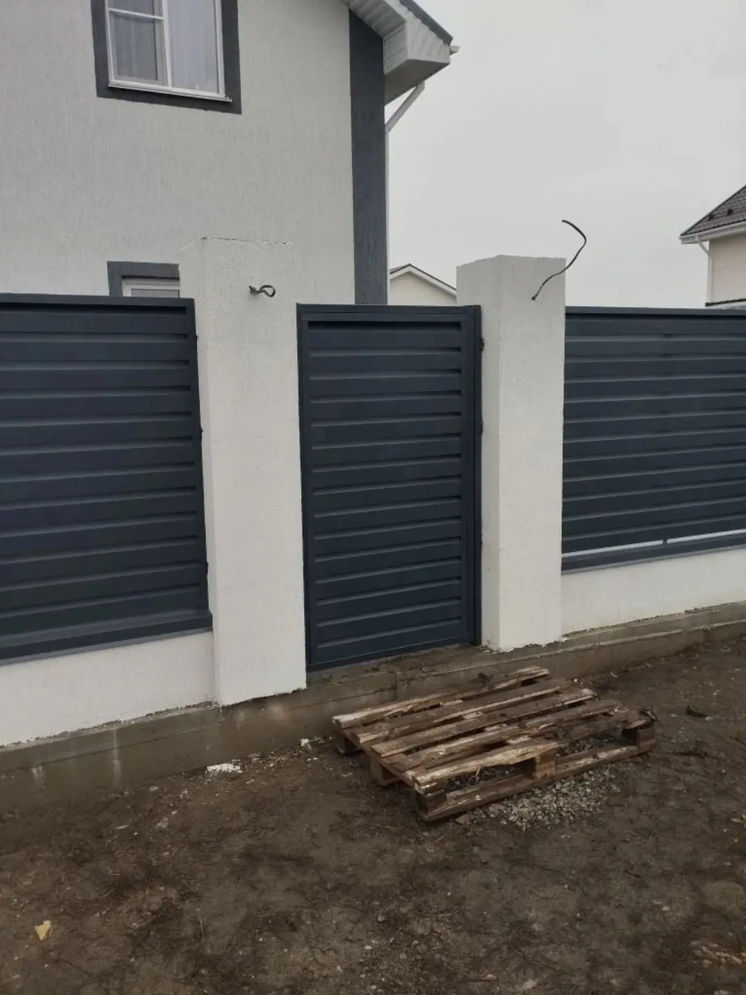 Забор-жалюзи из ламелей Хай-Тек 12м RAL7024 Серый Графит МАТТЕ фото 1 в Астрахани