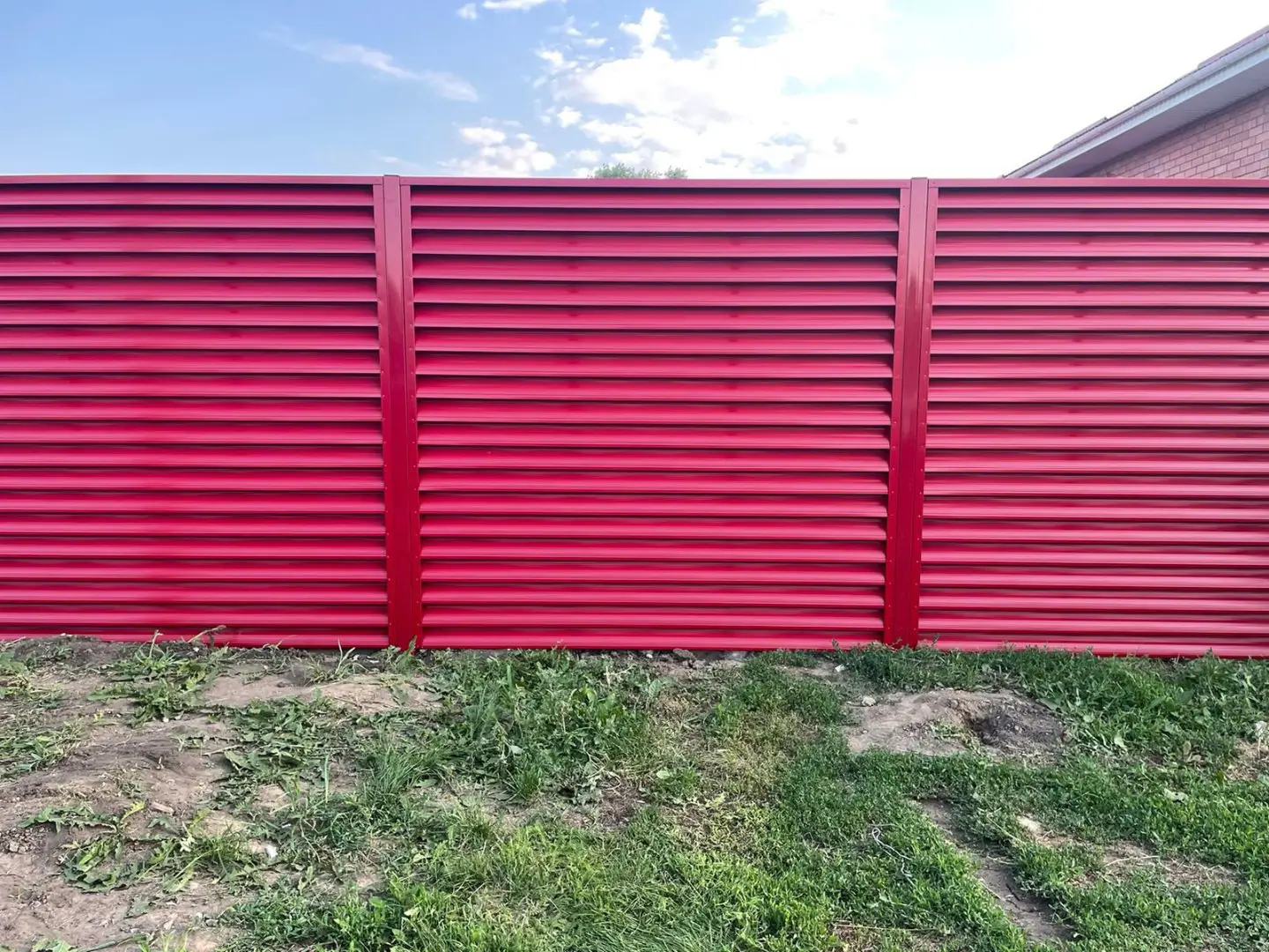 Забор-жалюзи из ламелей Еврожалюзи 24м RAL3003 Рубин в Астрахани