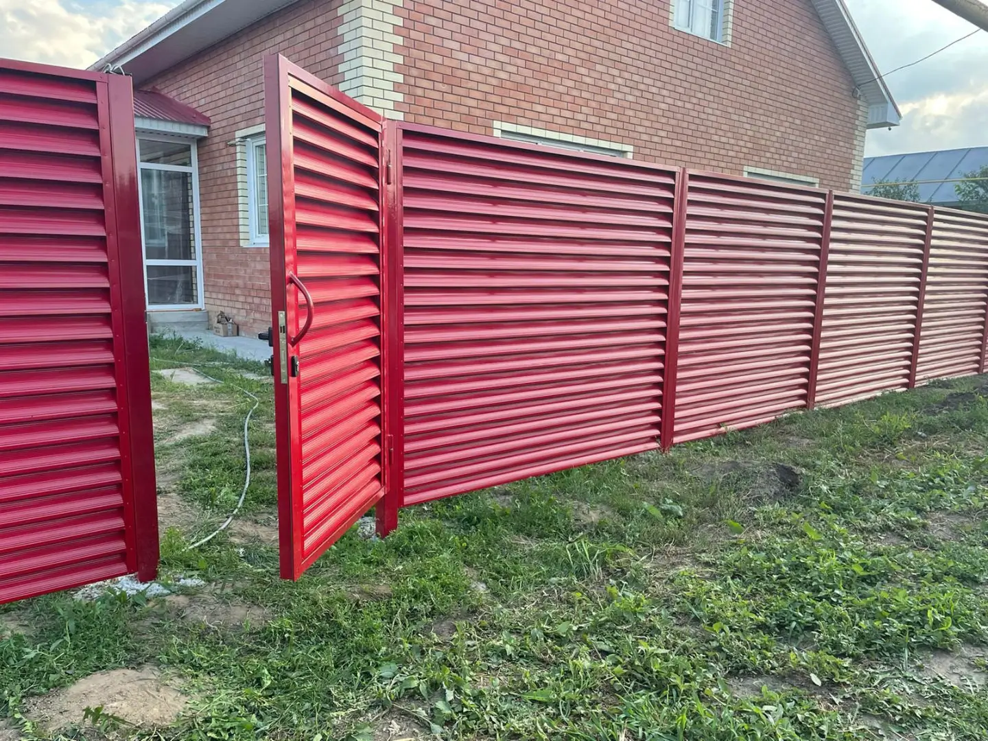 Забор-жалюзи из ламелей Еврожалюзи 24м RAL3003 Рубин фото 6 в Астрахани
