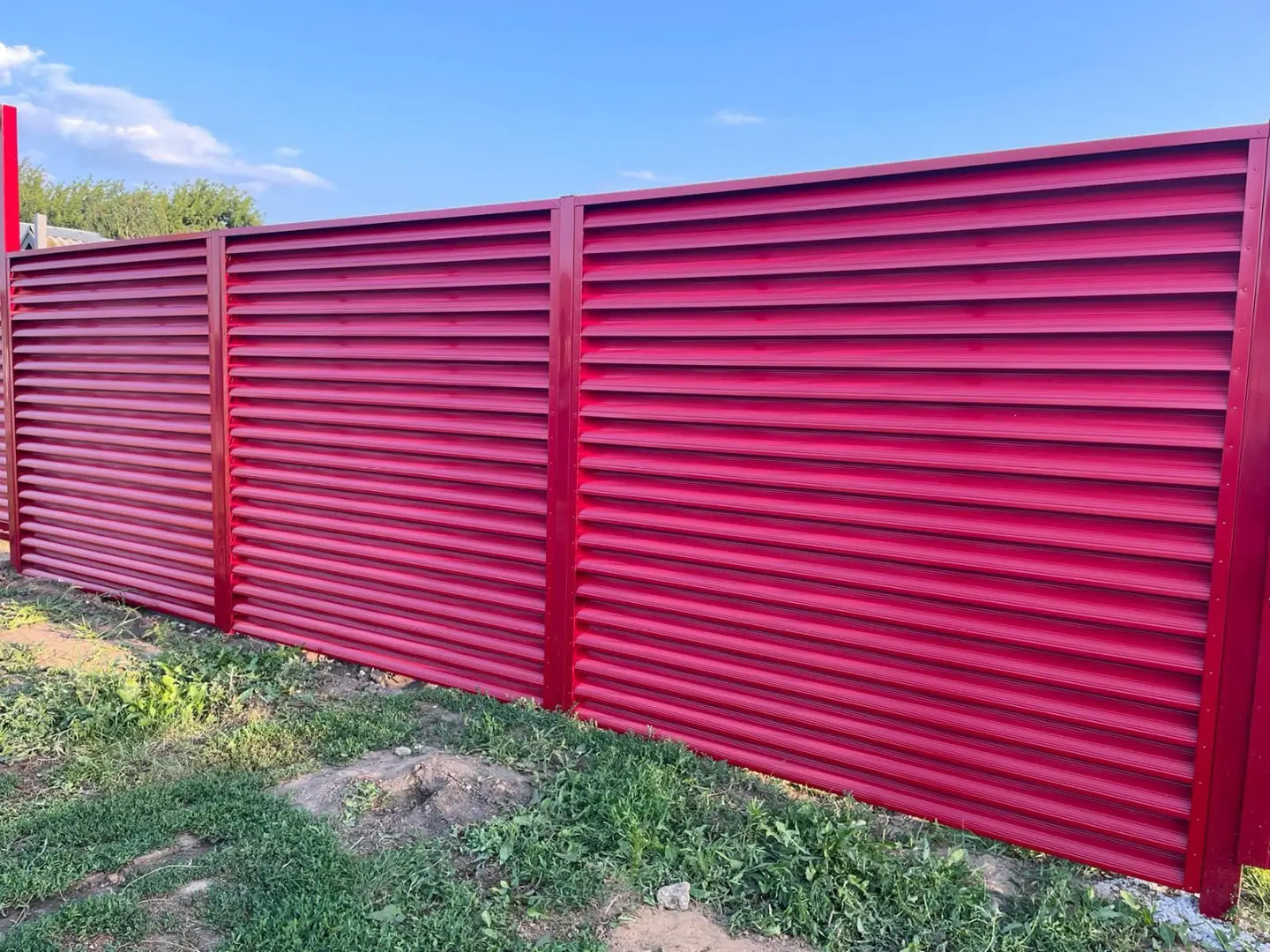 Забор-жалюзи из ламелей Еврожалюзи 24м RAL3003 Рубин фото 2 в Астрахани