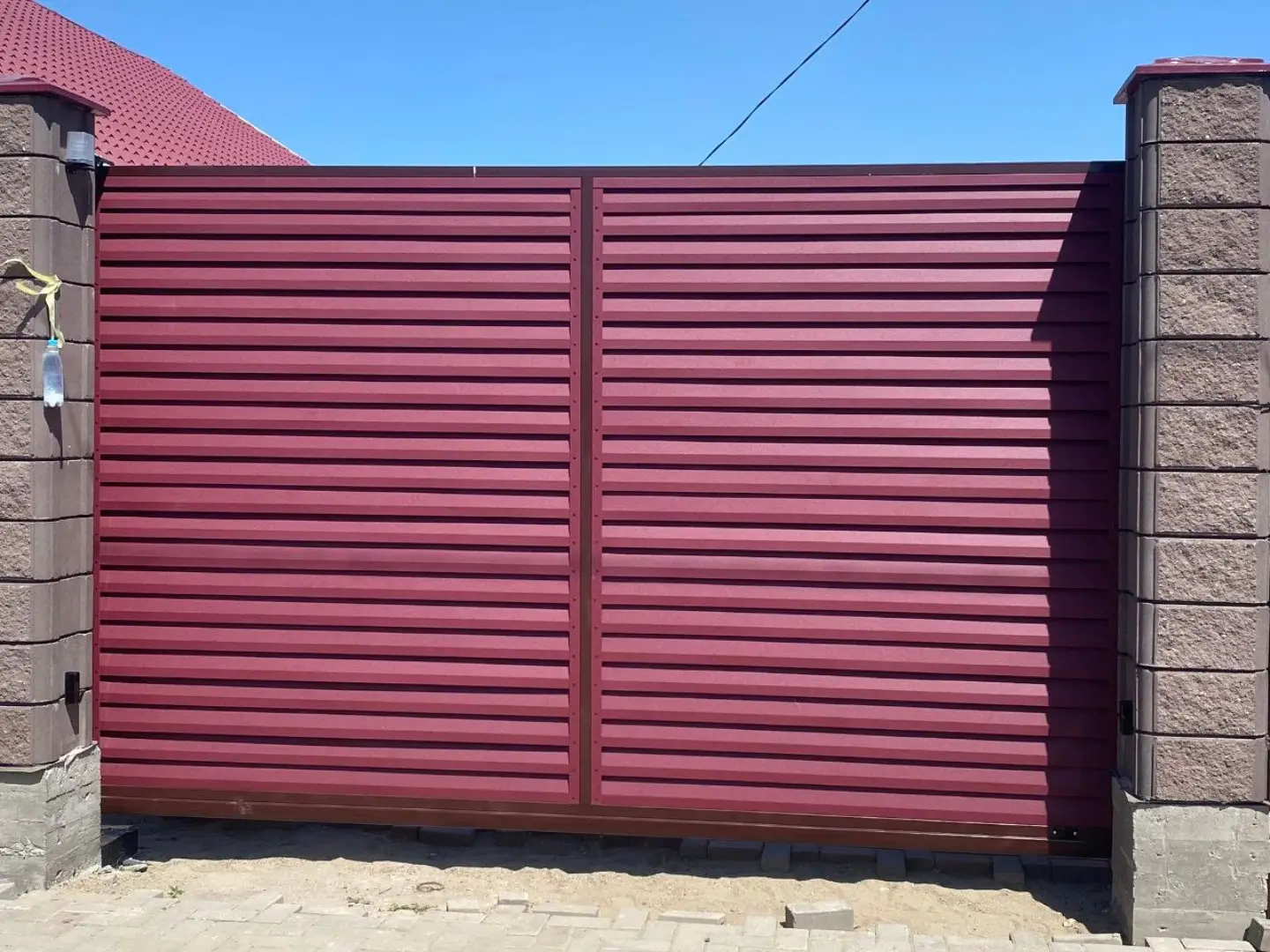 Входная группа из ламелей Реснички RAL3005 Красное Вино Rooftop Бархат фото 1 в Астрахани