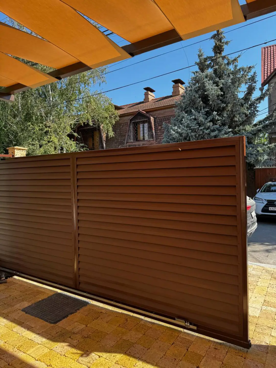 Забор-жалюзи из ламелей Реснички 12м RAL8017 Шоколад МАТТЕ фото 3 в Астрахани