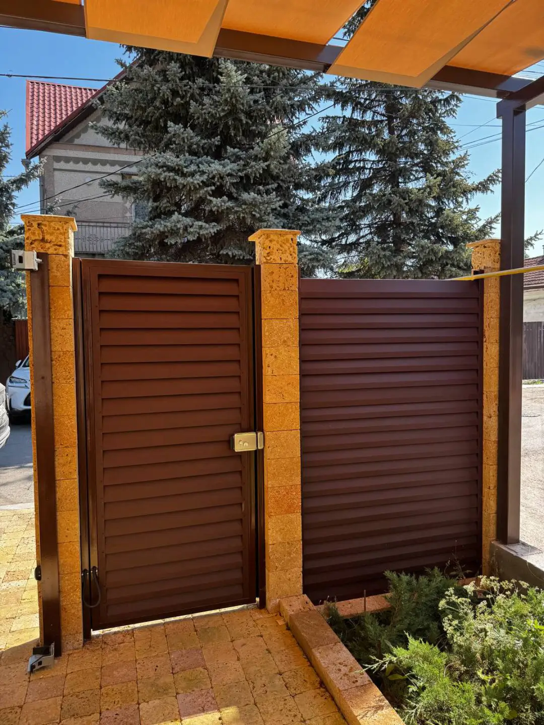 Забор-жалюзи из ламелей Реснички 12м RAL8017 Шоколад МАТТЕ фото 1 в Астрахани